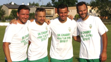 Chaberští fotbalisté oslavili vítězství 1. A třídy s domácími fanoušky