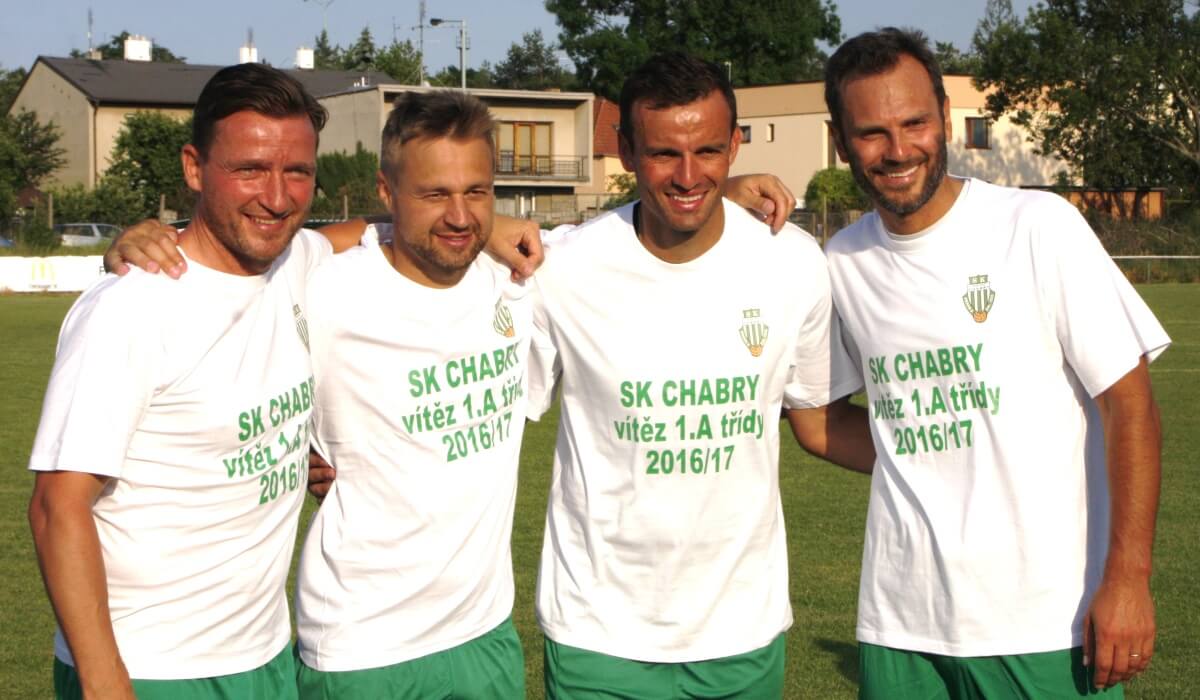 Chaberští fotbalisté oslavili vítězství 1. A třídy s domácími fanoušky