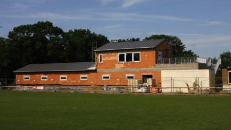 Výstavba nových fotbalových kabin míří do finále