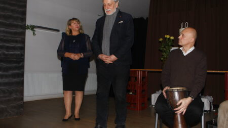 O víkendu byly zahájeny divadelní festival i výstava dřevořezeb