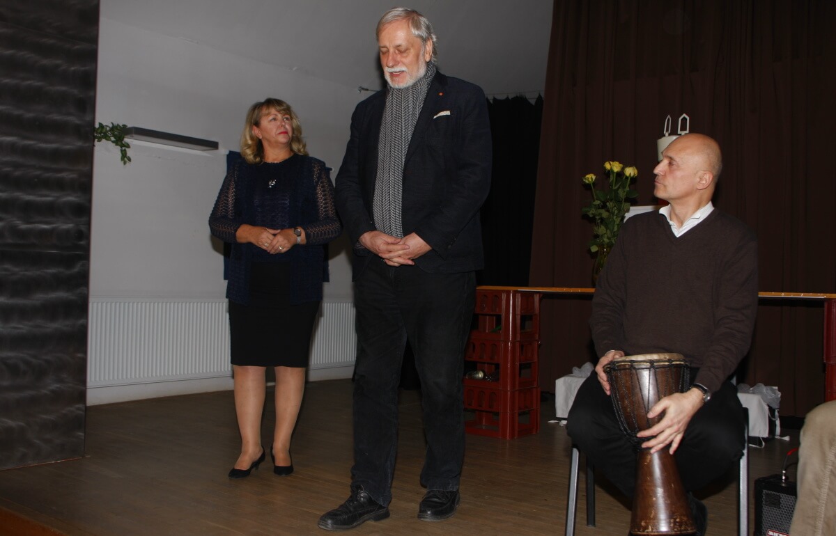 O víkendu byly zahájeny divadelní festival i výstava dřevořezeb