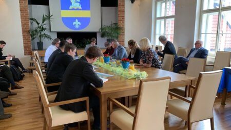 Když budete řešení prosazovat silou, budeme se silou bránit, zaznělo k jižní variantě Pražského okruhu na schůzce starostů s primátorem Prahy v Dolních Chabrech