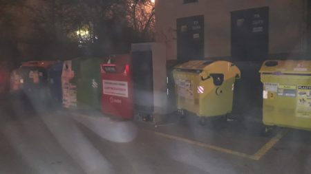 Lednice ke kontejnerům opravdu nepatří