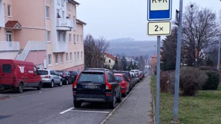 Polib a jeď. Dvě nová parkovací místa pro rodiče před školou.