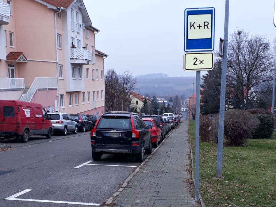 Polib a jeď. Dvě nová parkovací místa pro rodiče před školou.
