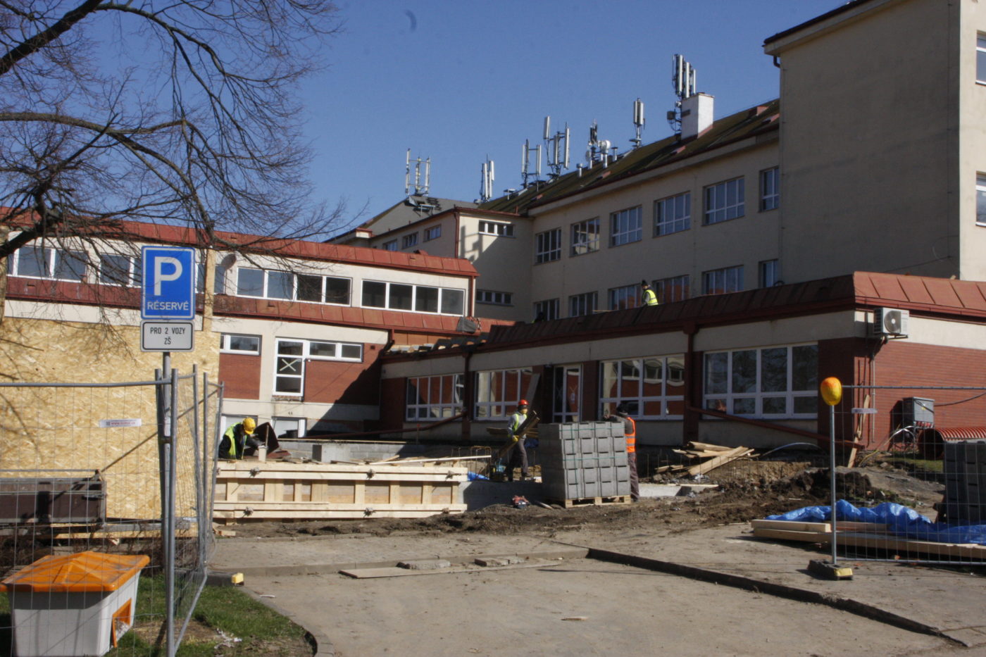 Dostavba ZŠ Spořická pokračuje podle plánu