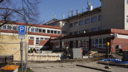 Dostavba ZŠ Spořická pokračuje podle plánu