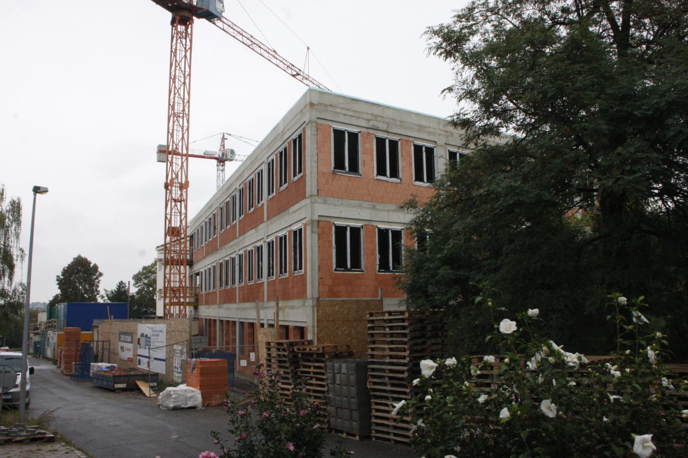 Stavba školy pokračuje dle plánu