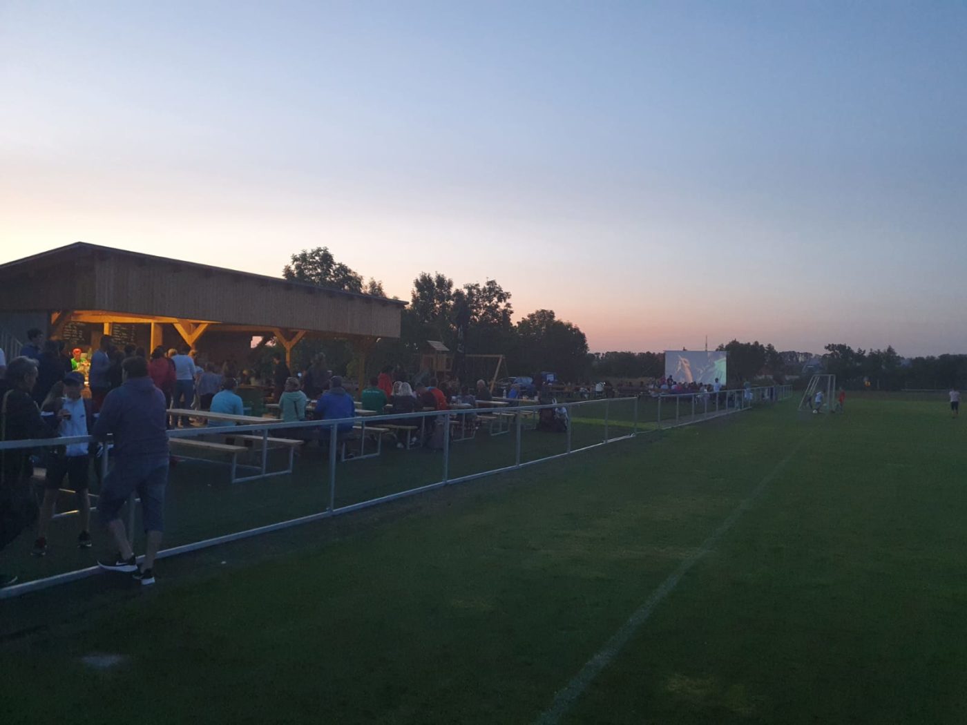 Povedené letní kino na hřišti